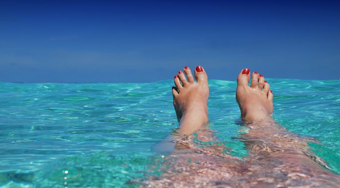 pekne nohy na plazi vo vode mora