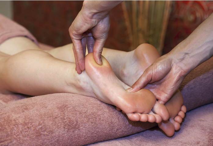 stlacanie-paty 7 masážnych techník nôh na doma a ich výhody!